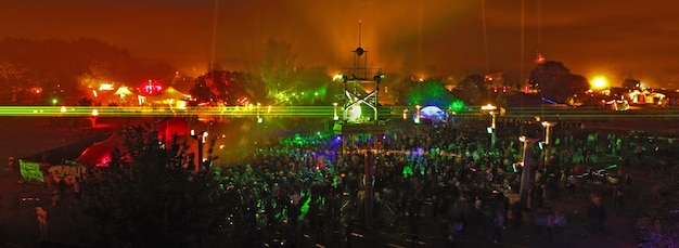 Foto multidão na cidade iluminada contra o céu à noite
