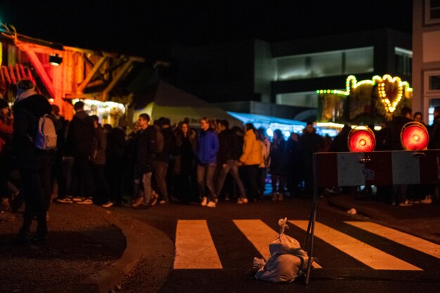 Foto multidão na rua à noite