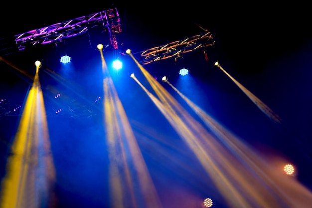 Multidão no concerto Torcendo pela multidão em luzes de palco coloridas brilhantes