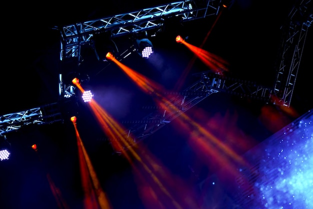 Foto multidão no concerto torcendo pela multidão em luzes de palco coloridas brilhantes