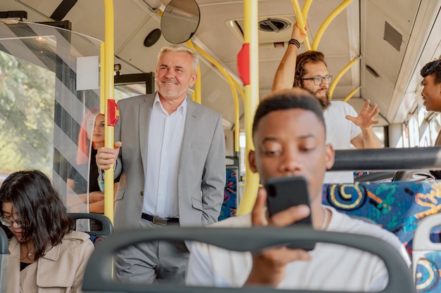 Multidão no ônibus de transporte público em engarrafamentos da tarde na cidade