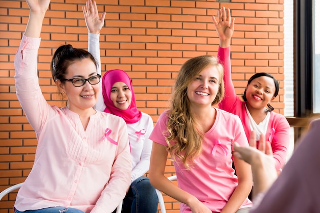 Multiethinic Frauen, die für Brustkrebsbewusstseinskampagne sich treffen