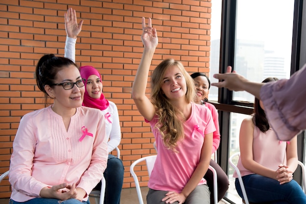 Multiethinic Frauen, die für Brustkrebsbewusstseinskampagne sich treffen