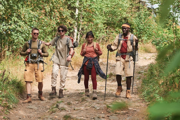 Multiethnische Freunde, die zusammen wandern