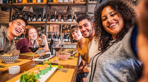 Multiethnische Freunde machen Selfie im Sushi-Fusion-Restaurant Lifestyle-Konzept für junge Freunde, die gemeinsam Spaß im Fashion Diner haben Heller Filter