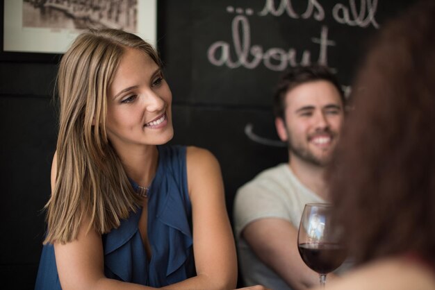 Multiethnische Freunde reden und trinken in der Bar