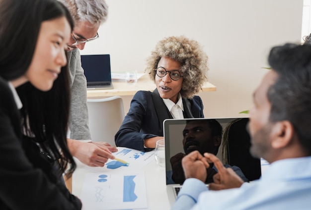 Multiethnische Geschäftsleute, die in einem modernen Coworking-Büro arbeiten