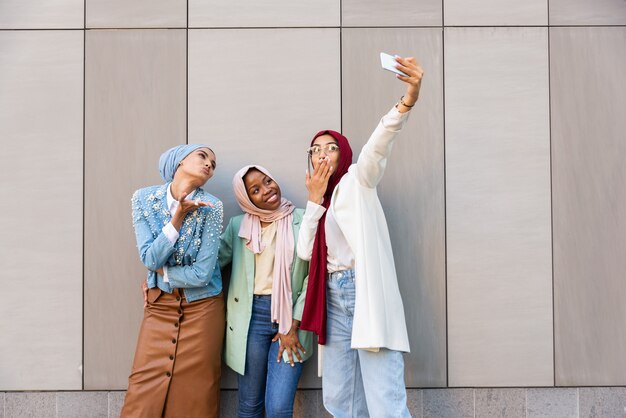 Multiethnische Gruppe muslimischer Mädchen in Freizeitkleidung und traditioneller Hijab-Bindung