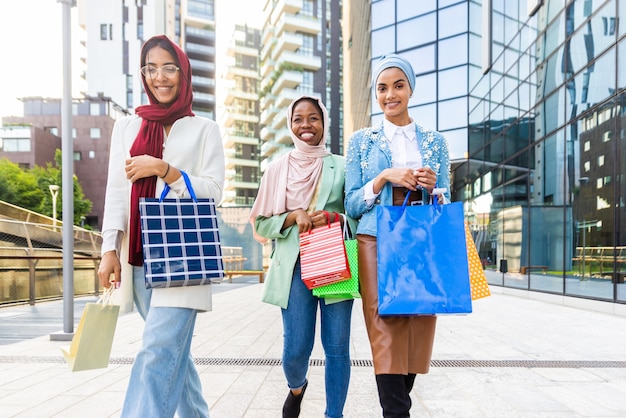 Multiethnische Gruppe muslimischer Mädchen in Freizeitkleidung und traditioneller Hijab-Bindung