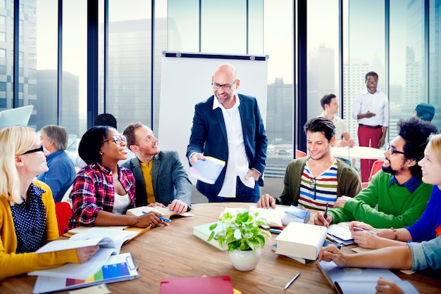 Multiethnische Gruppe von Personen, die im Büro Brainstorming