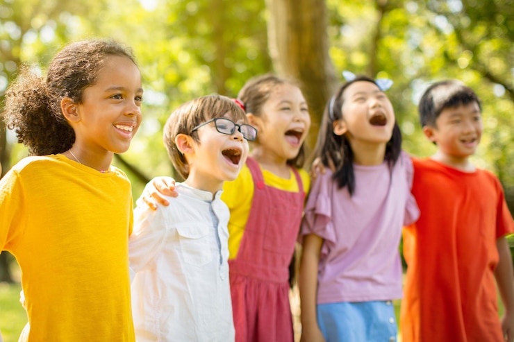 Foto multiethnische gruppe von schulkindern, die lachen und sich umarmen