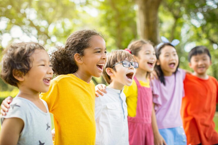 Foto multiethnische gruppe von schulkindern, die lachen und sich umarmen