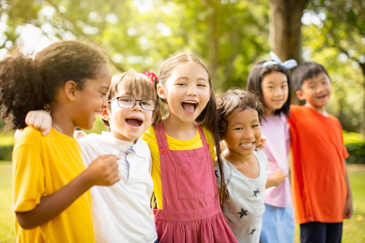 Foto multiethnische gruppe von schulkindern, die lachen und sich umarmen