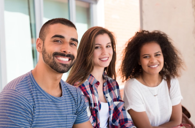 Multiethnische Gruppe von Studenten auf dem Schulcampus