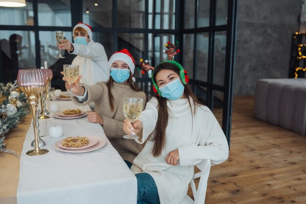 Multiethnische junge Leute, die Silvester auf der Party feiern