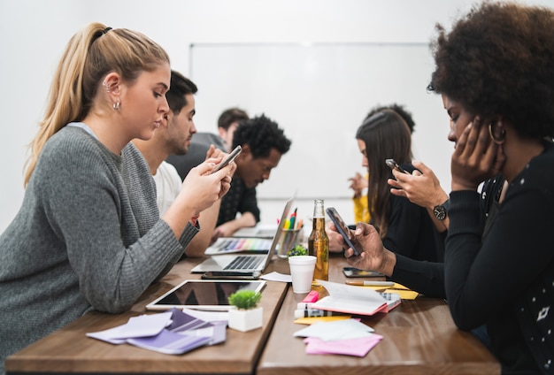 Multiethnische kreative Menschen, die ein Brainstorming-Meeting haben.