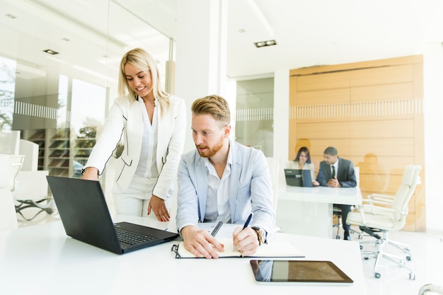 Multiethnische Leute, die im Büro arbeiten