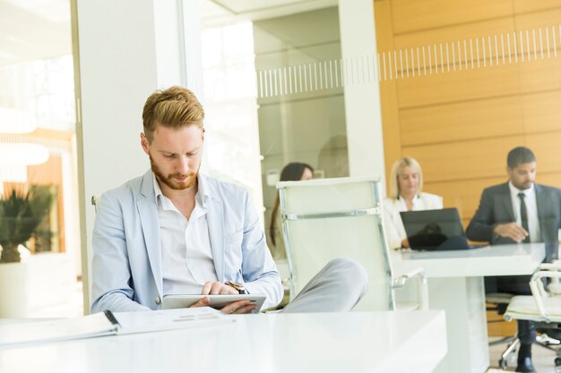 Multiethnische Leute, die im Büro arbeiten