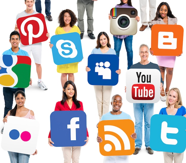 Foto multiethnische leute, die in verbindung stehende logos des social networking halten