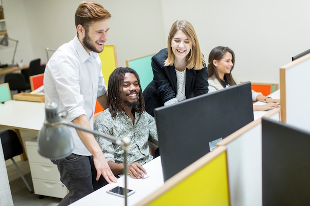 Multiethnische Leute im Büro