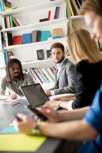 Multiethnische Leute im Büro