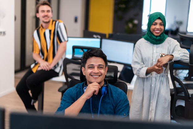 Multiethnische Startup-Business-Team-Frau, die einen Hijab trägt, trifft sich in einem modernen Großraumbüro, Brainstorming, arbeitet an Laptop und Desktop-Computer. Selektiver Fokus. Hochwertiges Foto