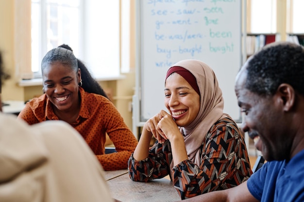 Multiethnische Studenten haben Spaß