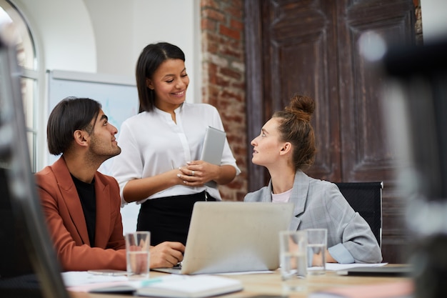 Multiethnisches Business-Team im Büro