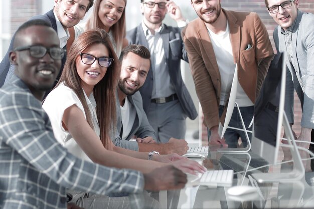 Foto multiethnisches geschäftsteam bespricht die ergebnisse seiner arbeit