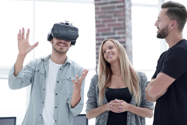 Multiethnisches Geschäftsteam mit Virtual-Reality-Headset in Bürobesprechung Entwicklertreffen mit Virtual-Reality-Simulator im Kreativbüro