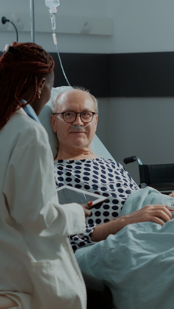 Foto multiethnisches medizinisches personal und patient in der krankenstation