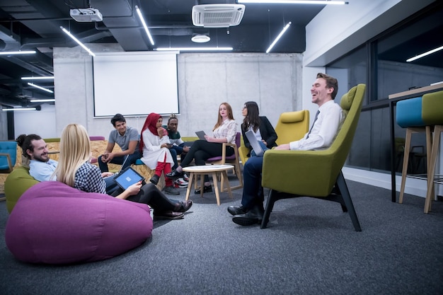 Multiethnisches Startup-Business-Team beim Treffen in einem modernen, hellen Büro-Interieur-Brainstorming, Arbeiten an Laptop und Tablet-Computer