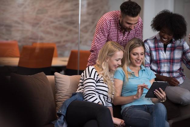 Multiethnisches Startup-Business-Team beim Treffen in einem modernen, hellen Büro-Interieur-Brainstorming, Arbeiten an Laptop und Tablet-Computer