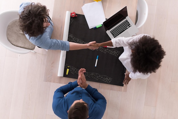 Multiethnisches Startup-Business-Team beim Treffen in modernem, hellem Büro-Interieur-Brainstorming, Draufsicht