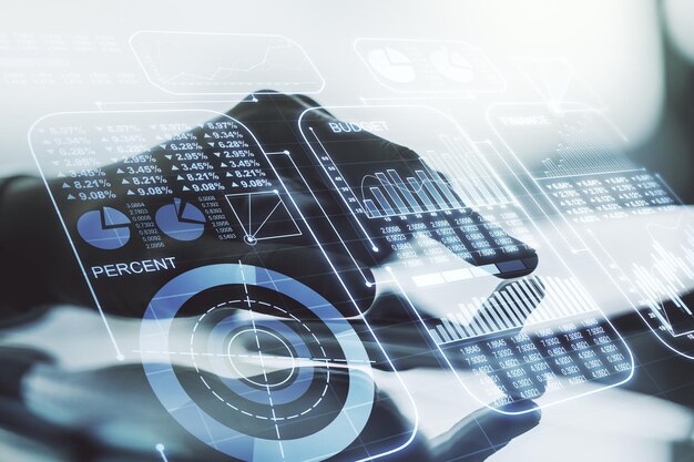 Multiexposición de interfaz de holograma de datos de estadísticas abstractas y trabajo manual con una tableta digital en el concepto de informática y análisis de fondo