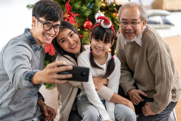 Multigenerational asiatische Familie Mama Papa Tochter Mädchen und Großvater Selfie