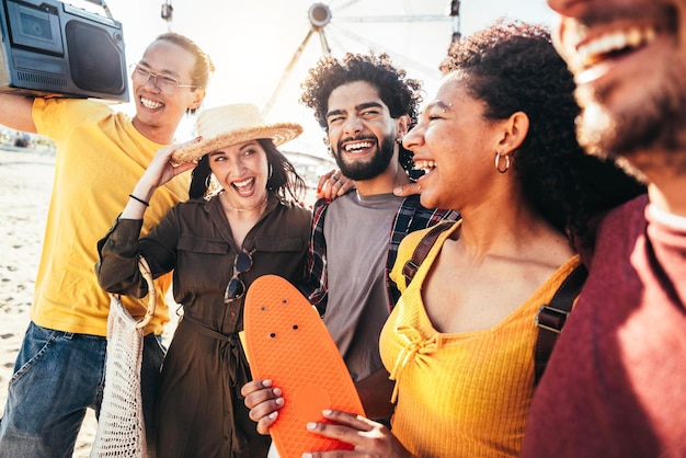 Multikulturelle glückliche Freunde, die das Sommerfest des Musikfestivals genießen