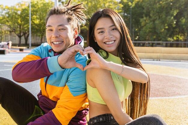 Multikulturelle Gruppe junger Freunde, die sich im Freien verbinden und Spaß haben - Stilvolle, coole Teenager, die sich im urbanen Skatepark versammeln