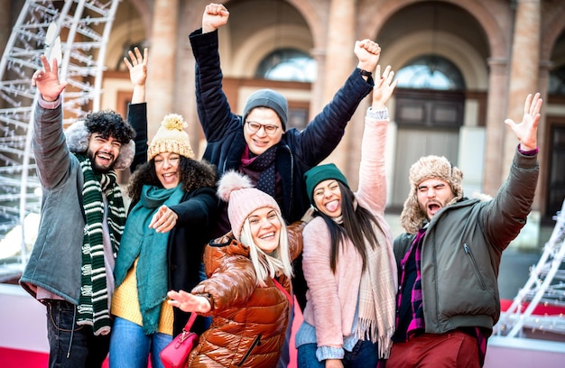 Multikulturelle Jungs und Mädchen auf Gruppenfoto in warmen, trendigen Klamotten