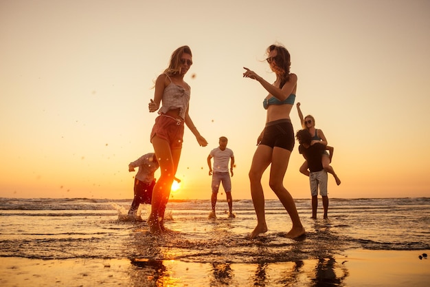 Multikulturelle, multinationale, glückliche Menschen, die sorglos und glücklich in die Sonne laufen, Urlaub auf See