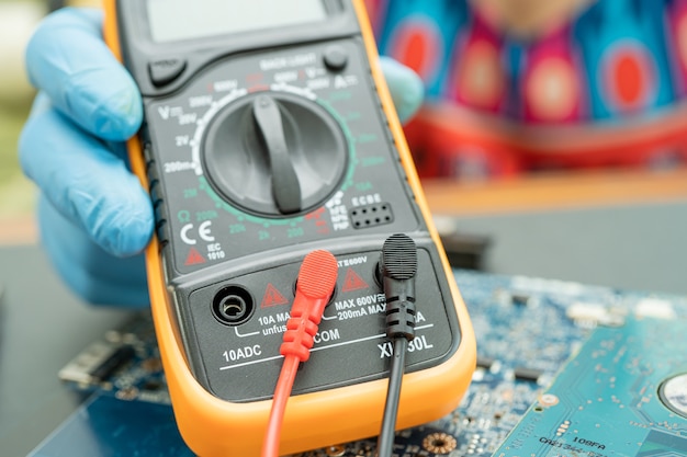 Multimeter elektronisch digital zur Messung der elektrischen Spannung.