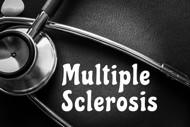 Multiple Sklerose-Text auf schwarzem Hintergrund mit Spritze, Stethoskop, Medizin und Konzept