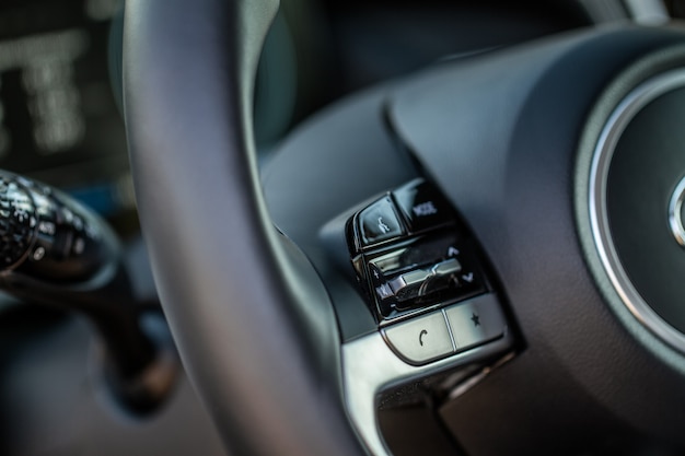 Múltiples botones en el volante para aceptar o rechazar llamadas desde el teléfono vista de cerca. Responder y rechazar los botones del teléfono.