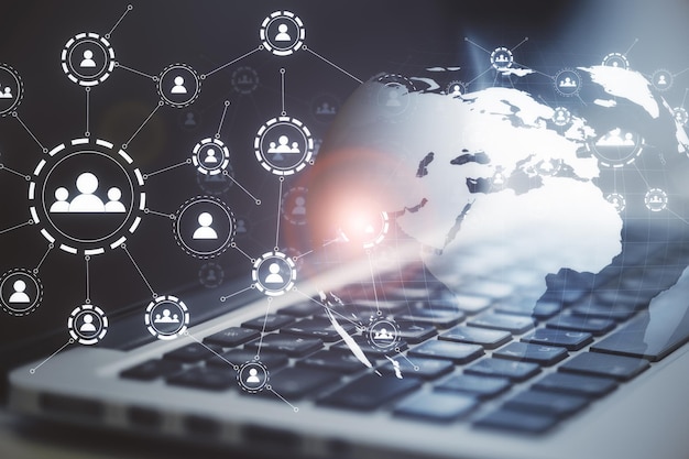 Múltiples iconos de aplicaciones con una computadora portátil en segundo plano Social media y concepto de interacción doble exposición