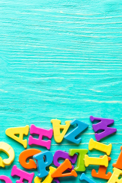 Múltiples letras de colores en la mesa de madera
