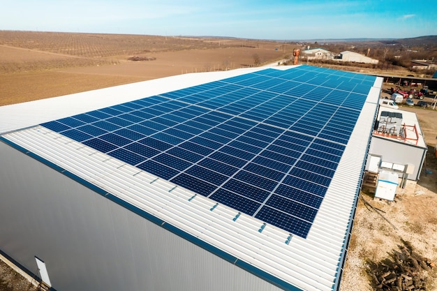 Múltiples paneles solares en el techo de un edificio de fabricación