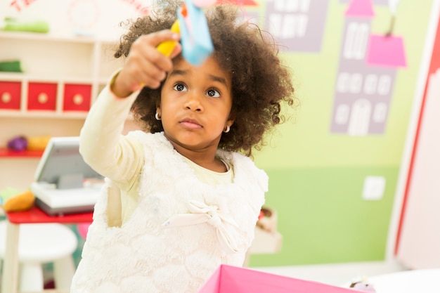 Multiracial liitle meninas na sala de jogos