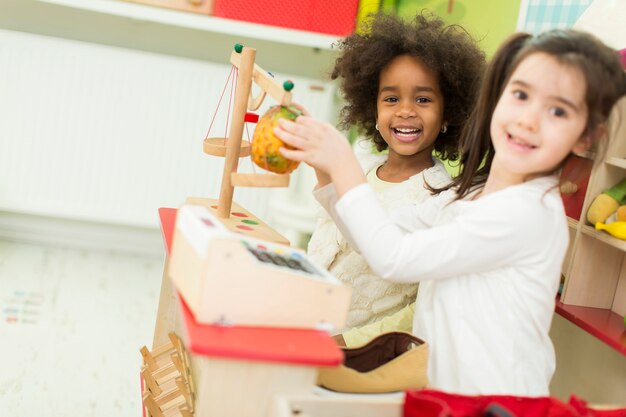 Multiracial liitle meninas na sala de jogos