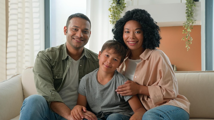 Foto multirracial afro-americano caucasiano retrato de família feliz em casa sorrindo pais pai e