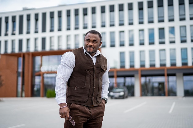 Multirracial e satisfeito jovem empresário virando a cabeça e olhando para algo com atenção. Homem elegante, vestindo camisa branca, caminhando para o local de trabalho. Conceito de sucesso, pessoas e negócios